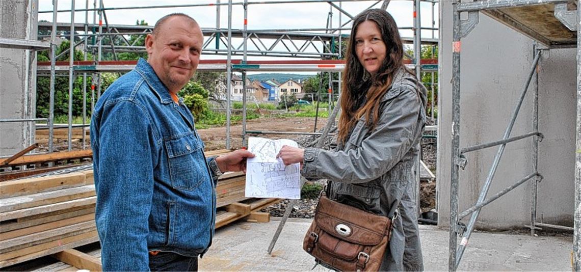 Was kommt wohin? Mit Blick auf das neue Mühlacker Jugendhaus, mitten im Gartenschaugelände gelegen, müssen noch einige knifflige Detailfragen geklärt werden. Jugendhausleiterin Gudrun Sauter und ihr Kollege Viktor Hansch machen sich ein Bild vom aktuellen Stand des Bauprojekts. Fotos: Stahlfeld