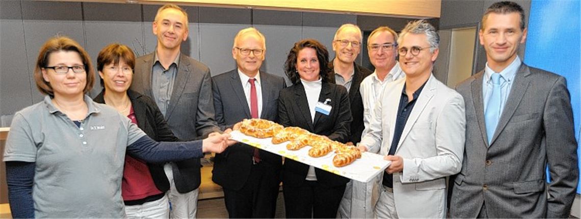 Was lange währt, wird endlich gut: Dr. Tanja Walz (v.li.), Dr. Oda von Kügelgen, Dr. Bruno Elkes, Landrat Karl Röckinger, Regionaldirektorin Sybille Hänselmann, Dr. Karl Schnabel, Dr. Stefan Reim, Dr. Christian Steinbrück und Stephan Frank (Kämmerer Enzkreis) bei der symbolischen Schlüsselübergabe für die Praxis „Radiologie Mühlacker“ am Krankenhaus.