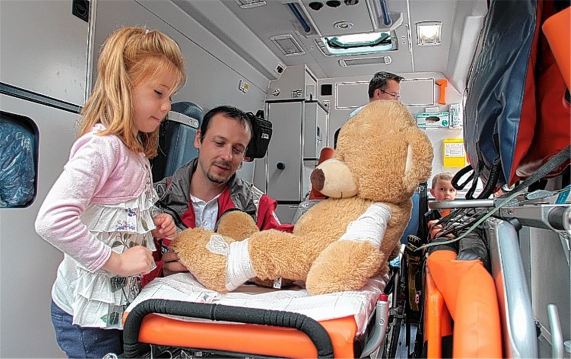 Was passiert bei einem Notfall, was machen die Rettungskräfte mit einem verunglückten Menschen, und wie soll ich mich verhalten, wenn mir oder meinen Angehörigen etwas passiert? Diese Fragen werden beim Aktionstag des DRK im Wildpark kindgerecht beantwortet. 