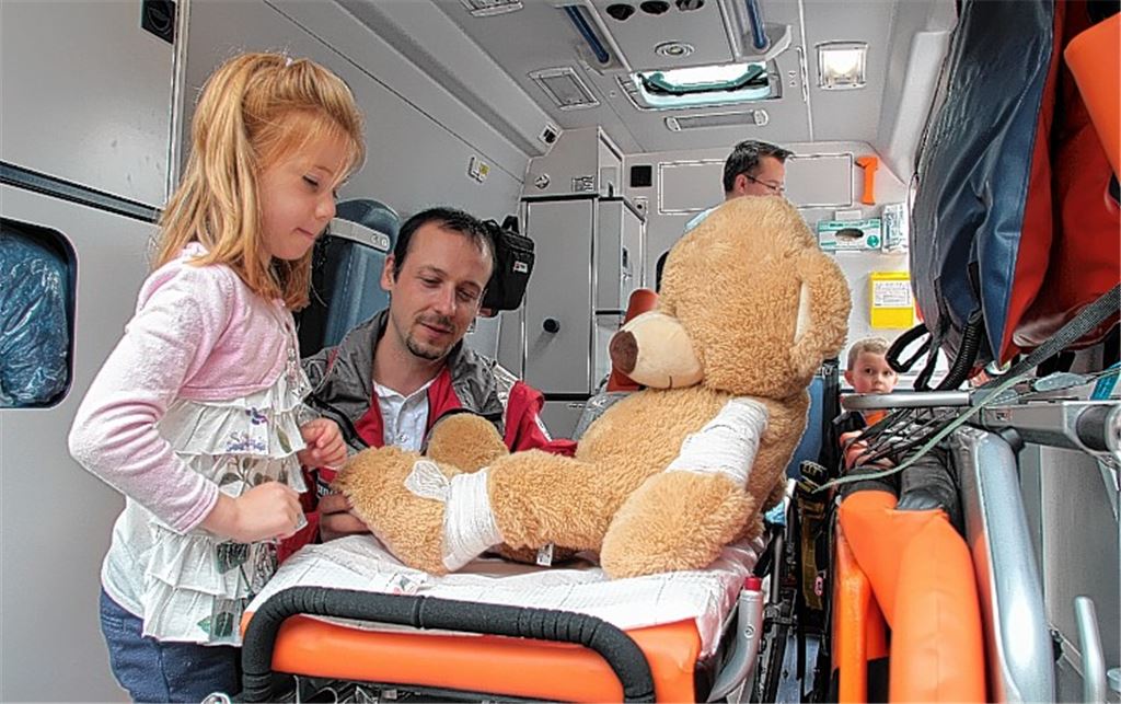 Was passiert bei einem Notfall, was machen die Rettungskräfte mit einem verunglückten Menschen, und wie soll ich mich verhalten, wenn mir oder meinen Angehörigen etwas passiert? Diese Fragen werden beim Aktionstag des DRK im Wildpark kindgerecht beantwortet. 