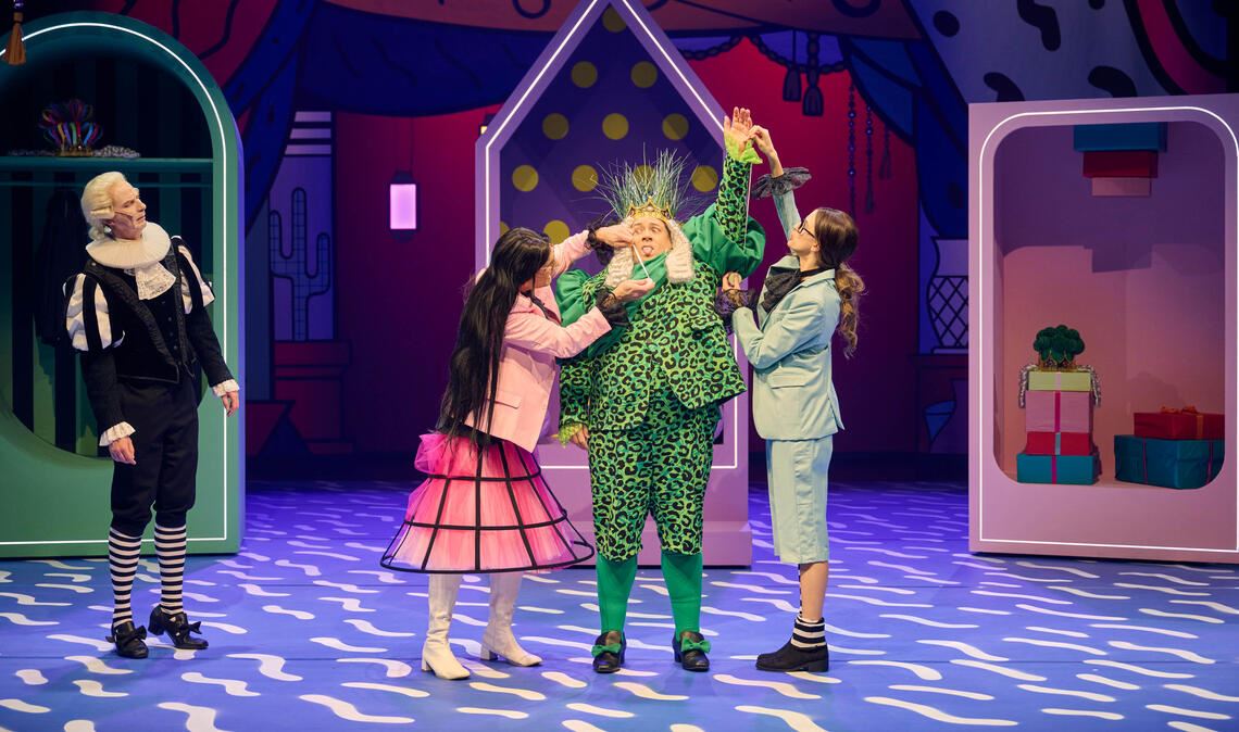 Was passt dem Kaiser? Diese Frage treibt seine Beschäftigten um und sorgt beim Publikum für Erheiterung. Fotos: Theater Pforzheim/Martin Sigmund