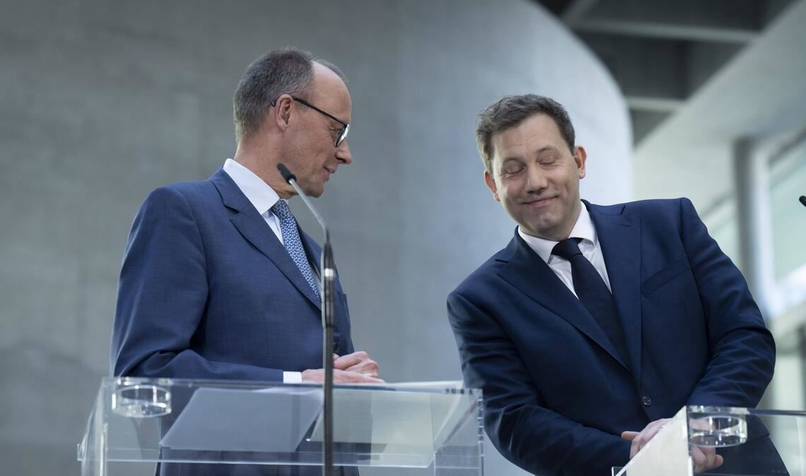 Was planen Kanzler Merz (li.) und sein Vize Klingbeil für den Sommer?