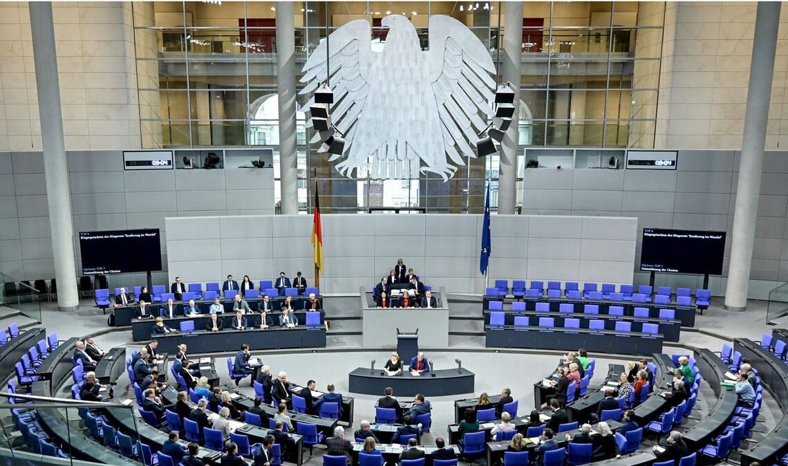 Was sollen die Bundestagsabgeordneten verdienen? Darüber gibt es mal wieder  Streit.
