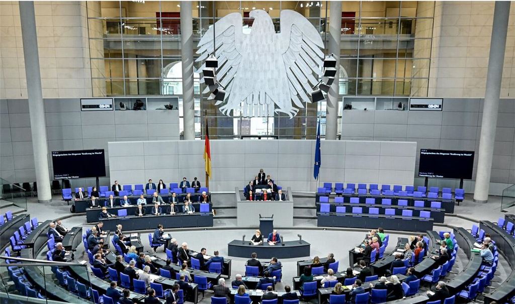 Was sollen die Bundestagsabgeordneten verdienen? Darüber gibt es mal wieder  Streit.