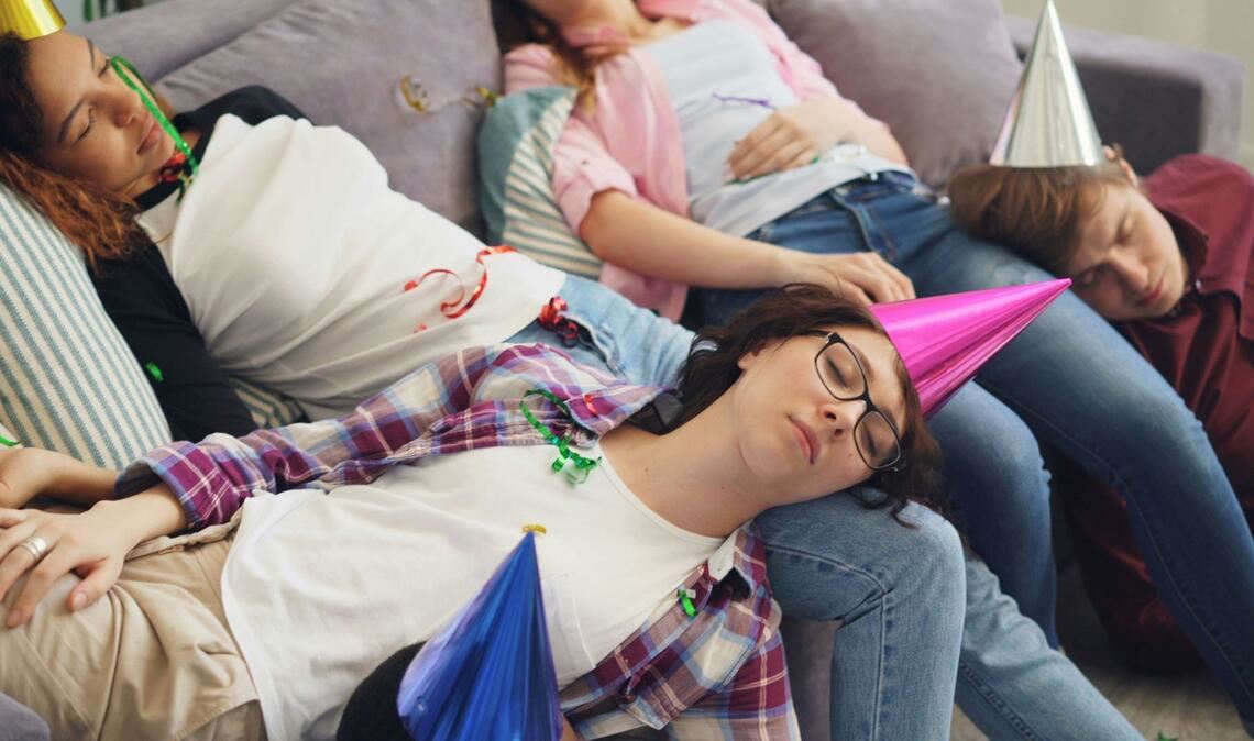 Was treiben die  Jugendlichen bei der Übernachtungsparty? Trinken sie Alkohol? Der Gedanke macht vielen Eltern Angst.