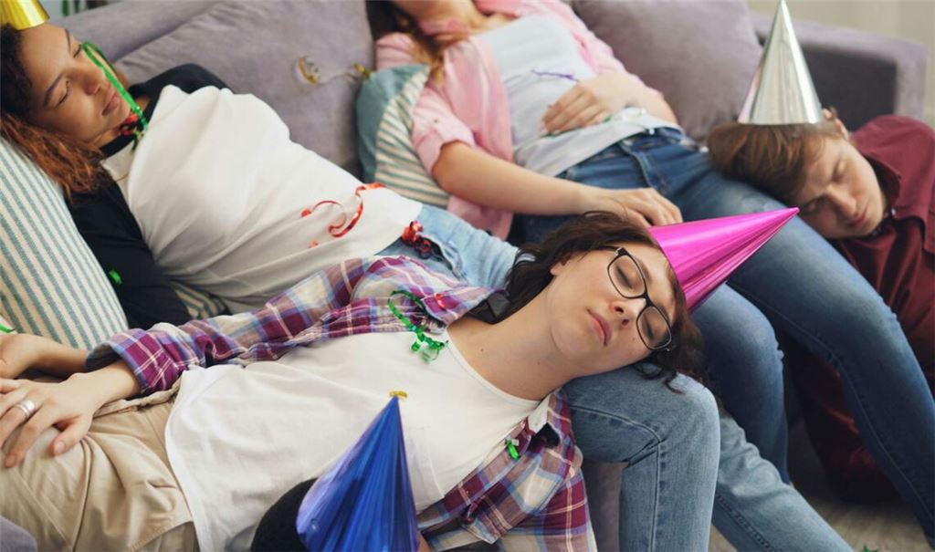 Was treiben die  Jugendlichen bei der Übernachtungsparty? Trinken sie Alkohol? Der Gedanke macht vielen Eltern Angst.