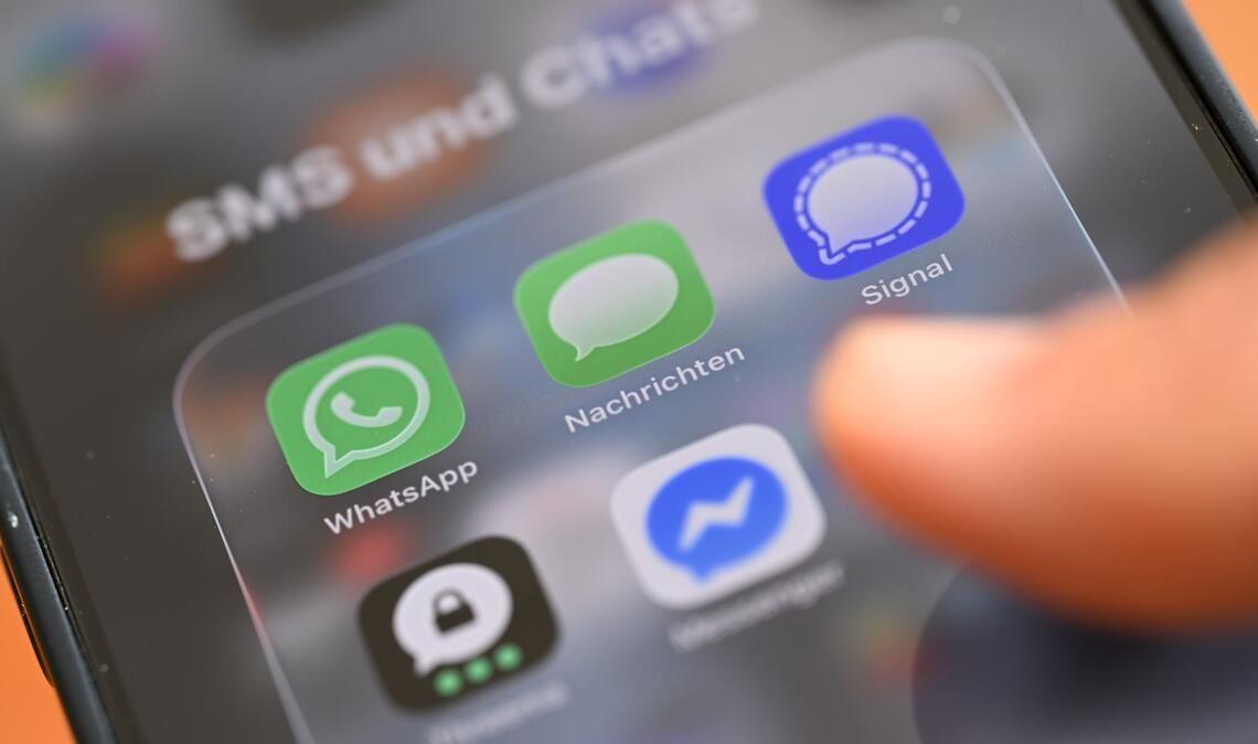 Was tun - eine SMS schicken oder doch lieber einen Chatdienst nutzen?