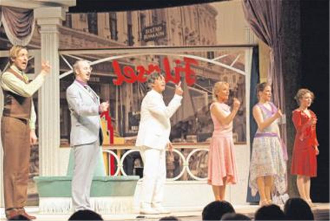 Was wird aus dem großen Saal im kulturellen Bereich des Mühlehofs? Bislang ist die Bühne ein Anziehungspunkt für Theaterensembles mit TV-bekannten Stars wie dem Schauspieler Herbert Herrmann (3. v. li.), der im vorigen Jahr mit Meine Schwester und ich hier gastierte. Im Mai können seine Fans ihn übrigens erneut bei einer Aufführung im Mühlehof erleben. Archivfoto: Filitz