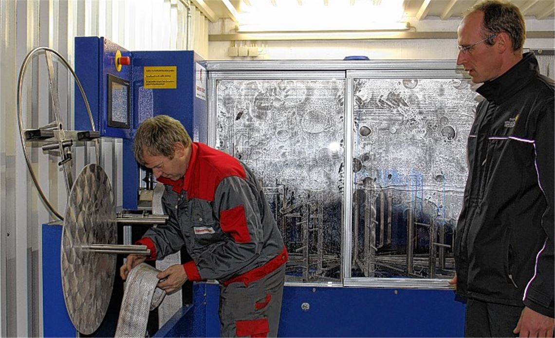 Waschstraße für Feuerwehrschläuche: Monteur Wilfried Rodenbeck-Dierssen gibt Feuerwehrmann Ralf Schiller eine letzte Einführung in die Bedienweise.