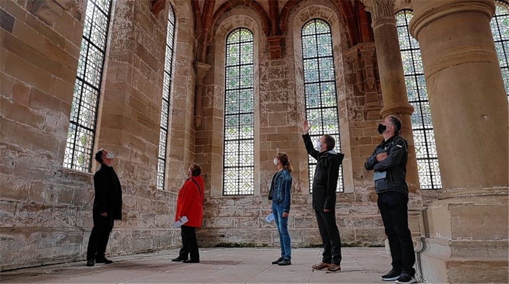 Wasser, Salze und Taubenkot: Bei einer Führung durch das Kloster Maulbronn erklären Experten der Bauverwaltung, mit welchen Gegnern sie es zu tun haben. Fotos: Disselhoff
