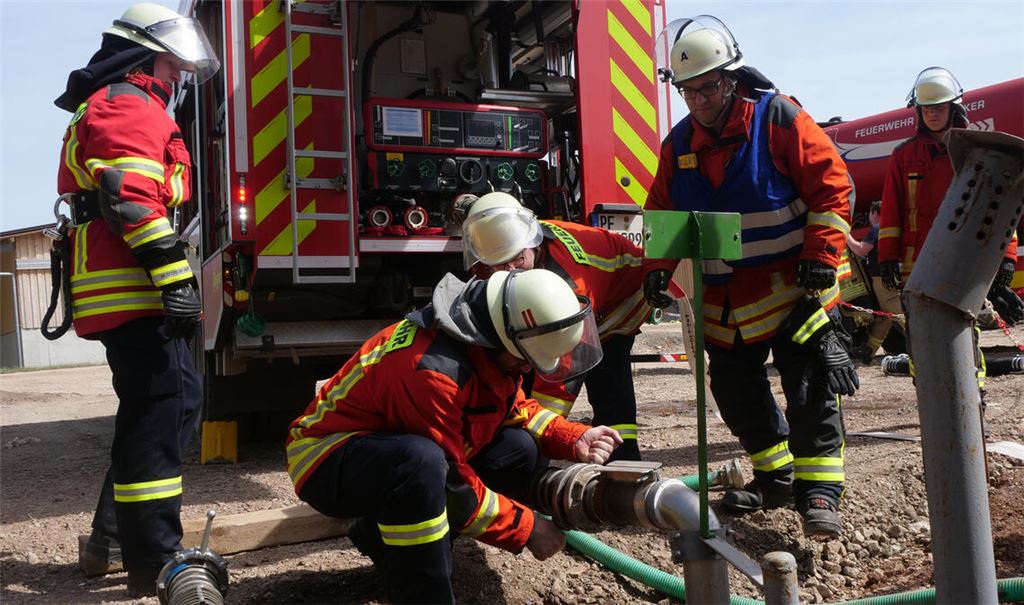 Wasser aus einer Zisterne wird über Schläuche an den Einsatzort gepumpt. Fotos: Friedrich