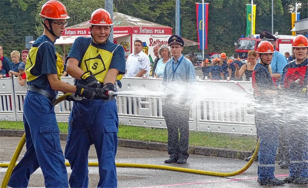 Wasser marsch! Feuerwehrnachwuchs beim Wettbewerb während des Kreisjugendfeuerwehrtages in Aktion. Fotos: Roth
