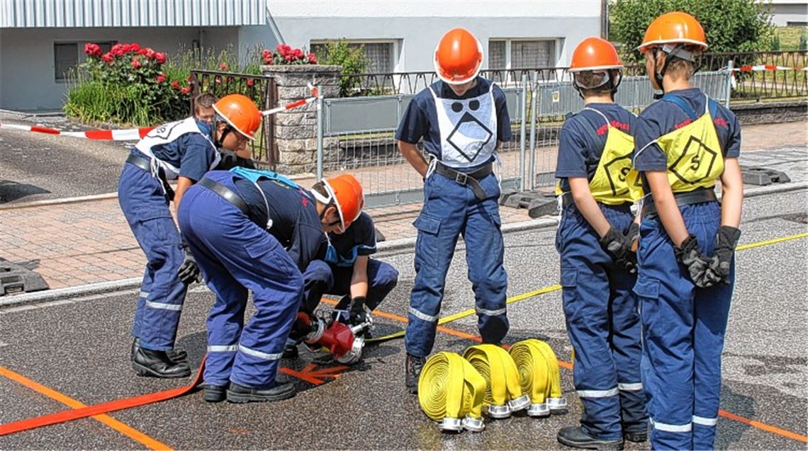 „Wasser marsch“ heißt es beim Jugendfeuerwehrtag in Birkenfeld. Hier sind gerade die Floriansjünger aus Ötisheim im Einsatz.