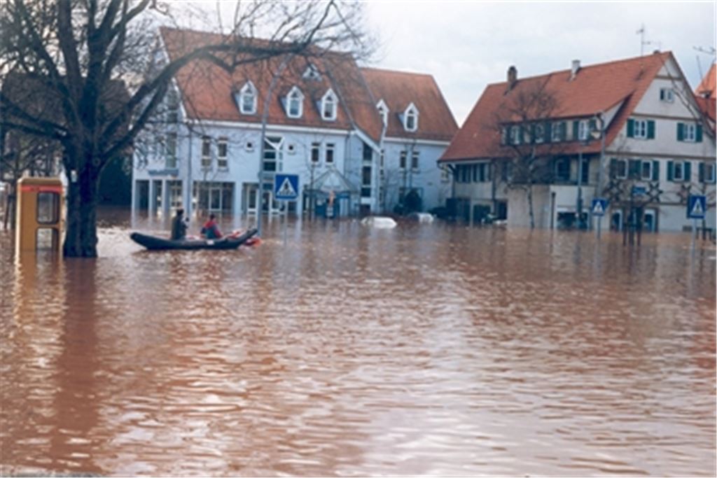 Wasser, wo es nicht hingehört, und kein Wasser (Foto unten), wo es eigentlich sein sollte: Der Klimawandel stellt die Welt auf den Kopf. Die Bilder zeigen die Enz in Dürrmenz beim Hochwasser 1993 und den Roßweiher bei Maulbronn, der 2008 bei einer Sömmerung komplett ausgetrocknet ist. Fotos: Stadtarchiv/Tilo Keller