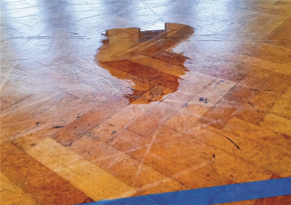 Wasserpfütze in der Halle. Foto: privat