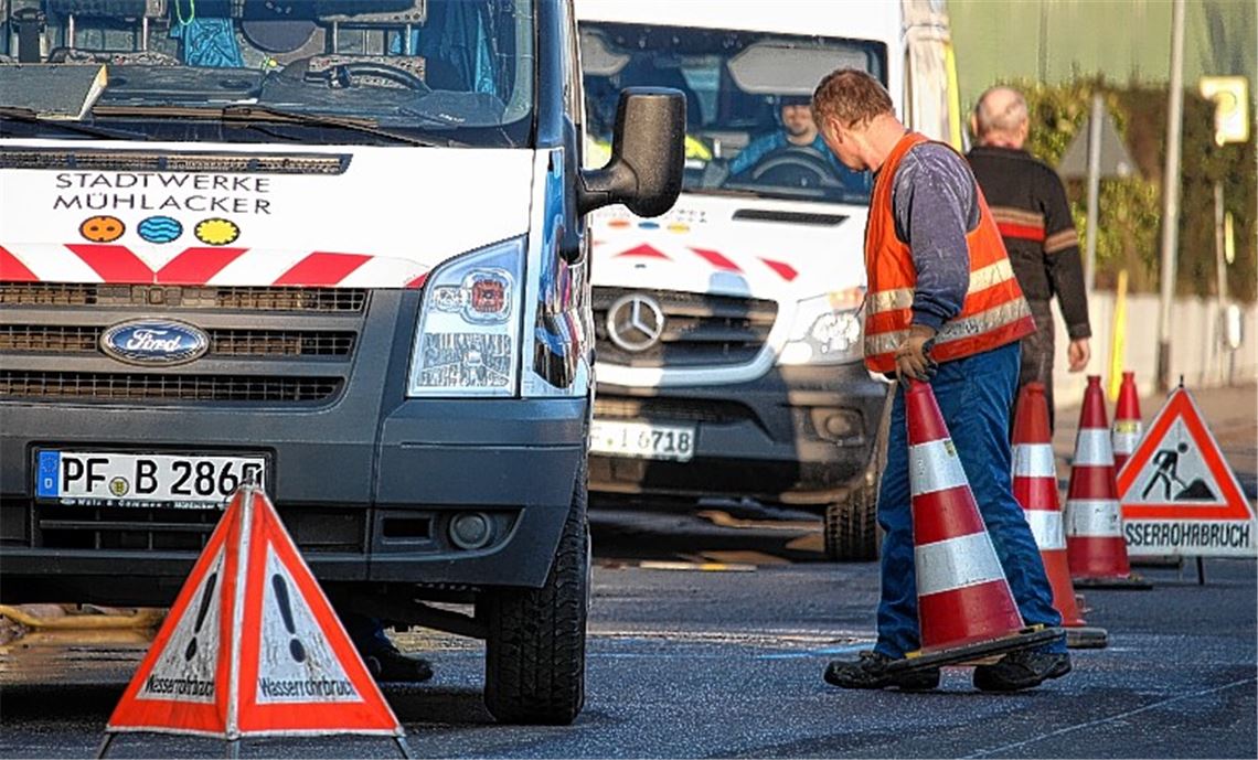 Wasserrohrbruch in der Industriestraße: Mitarbeiter der Stadtwerke Mühlacker reparieren eine abgebrochene Trinkwasserleitung.
