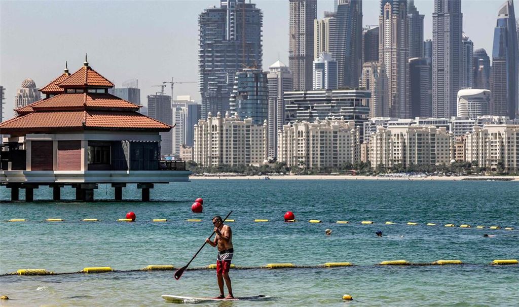 Wassersport vor der Skyline von Dubai im Juni 2026.