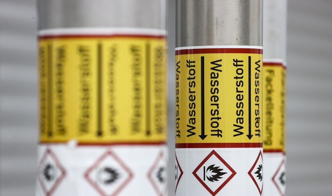 Wasserstoff muss  chemisch erzeugt werden,  beispielsweise durch die Elektrolyse von Wasser oder die Methan-Reduktion.