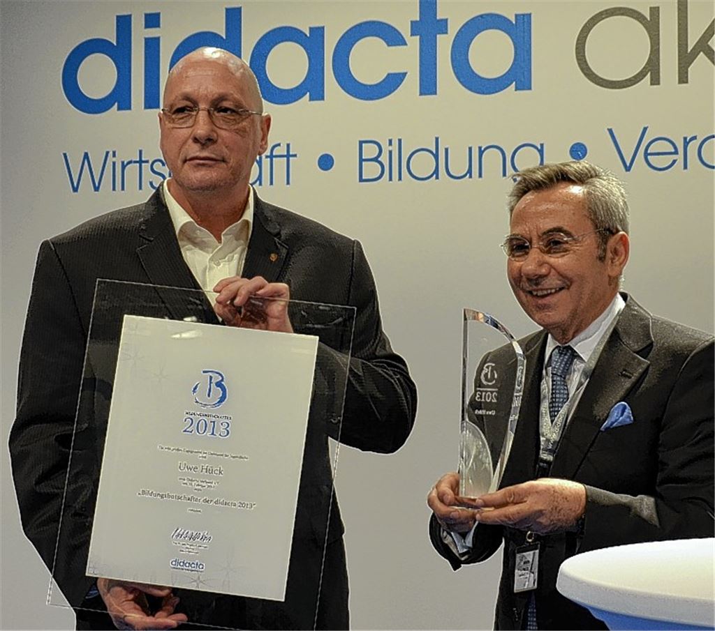 Wassilos Fthenakis, Präsident des Didacta-Verbands (re.), ernennt Uwe Hück zum Bildungsbotschafter des Jahres 2013. 