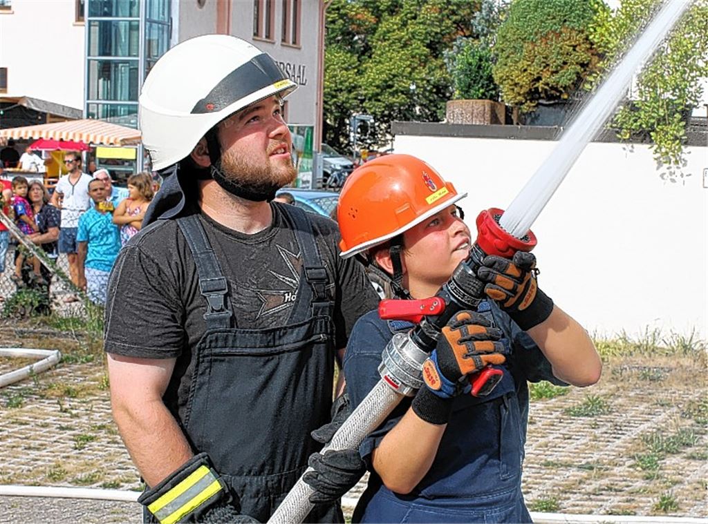 Wassser marsch: Demonstration der Jugendfeuerwehr. Foto: Schröder