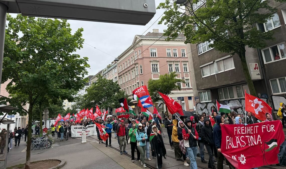 "We love Song Contest and U" steht auf dem Display einer Haltestelle, an der dem die Demonstranten vorbeizogen.