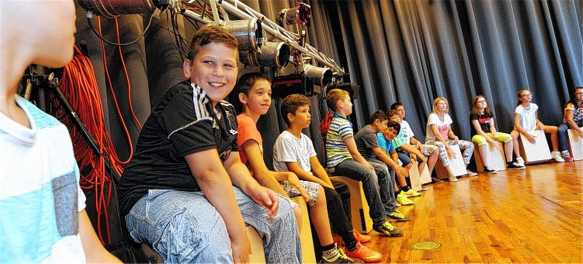 „We will rock you“ trommeln die Schüler der Klasse 4c beim Workshop im Uhlandbau.