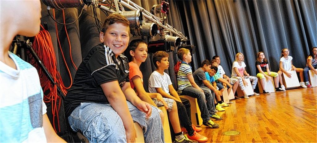 „We will rock you“ trommeln die Schüler der Klasse 4c beim Workshop im Uhlandbau.