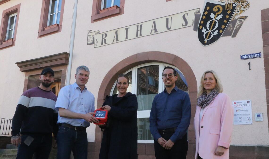 Wiernsheim und Ortsteile mit Defis ausgestattet: „Freuen uns, wenn ein Laie den AED nutzt“