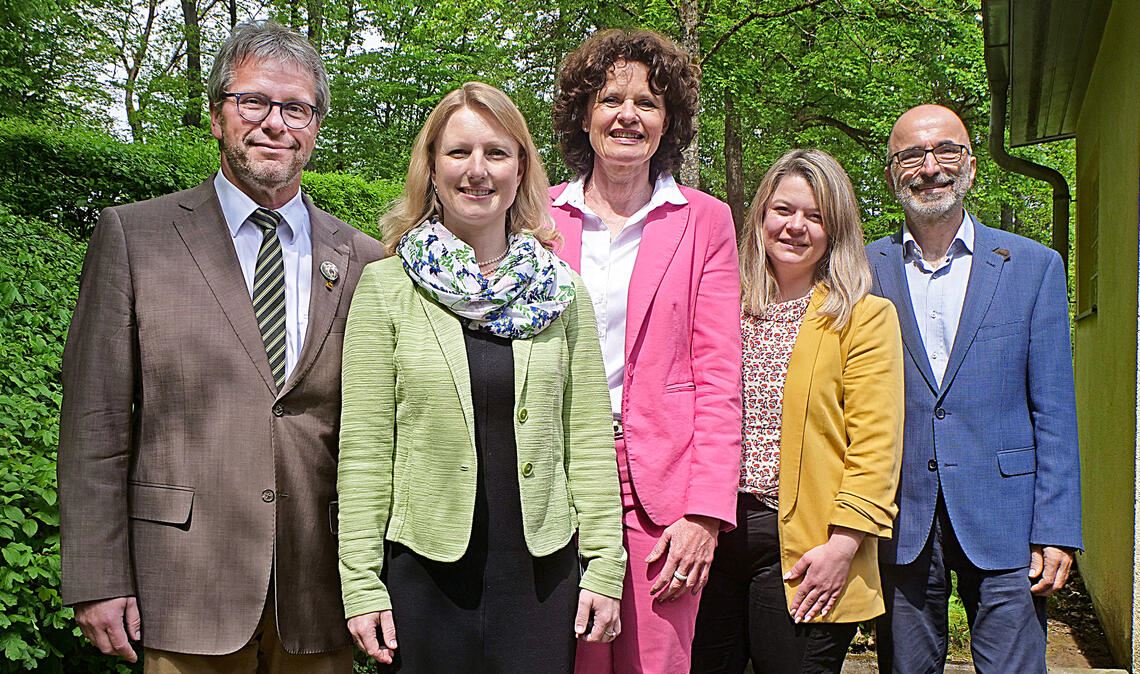 Wechsel an der Spitze des Naturparks Stromberg-Heuchelberg: der Vorsitzende Andreas Felchle und seine Stellvertreterin Sarina Pfründer (v. li.) übergeben an Diana Danner (Mitte) und Antonia Walch. Dietmar Gretter (re.) bleibt Geschäftsführer. Foto: Friedrich