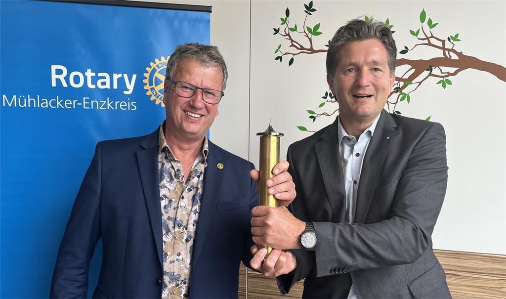Wechsel beim Rotary Club: Michael Craiss (re.) übergibt den Präsidentenstab an Frank Jaggy aus Schönenberg. Foto: privat