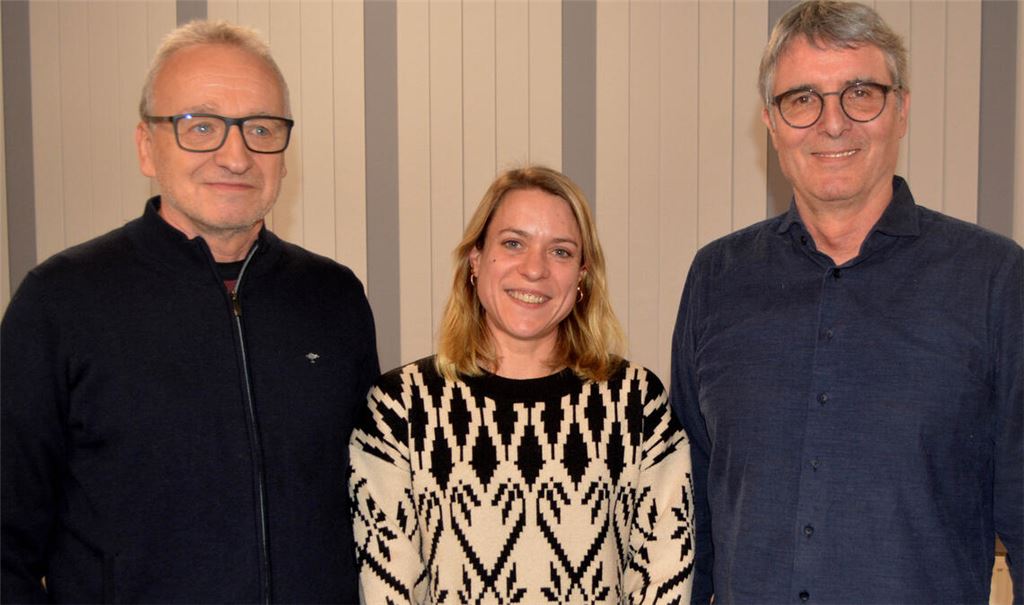 Wechsel im Illinger Gemeinderat: Bürgermeister Armin Pioch (re.) verpflichtet Ingo Weimer als Nachfolger für die ausgeschiedene Jennifer Jaillet-Steuler. Foto: Stahlfeld