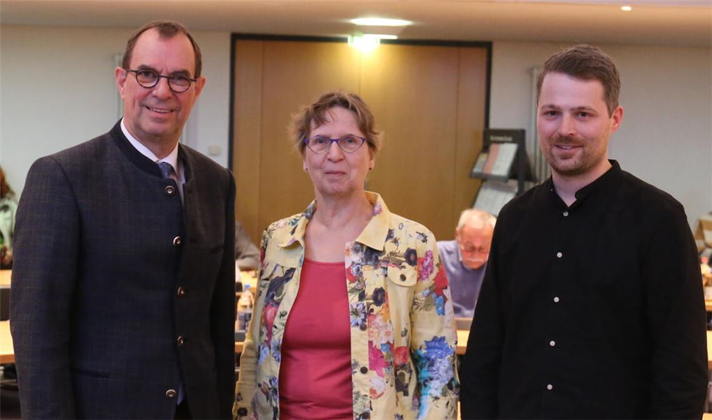 Wechsel im Mühlacker Rat: OB Frank Schneider (li.) verabschiedet Dr. Ulrike Fuchs und begrüßt Theo Seemann. Foto: Deeg