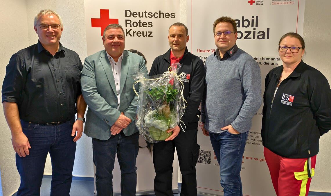 Wechsel in der „Integrierten Leitstelle“ (v. li.): der stellvertretende Rettungsdienstleiter des DRK, Thomas Göttenauer, Kreisverbandsgeschäftsführer Herbert Mann, der neue Abteilungsleiter Sascha Leonhard, DRK-Rettungsdienstleiter Jochen Irion und Christine Klemm, Mitarbeiterin und bis dato kommissarische Abteilungsleiterin. Foto: Anna Brenner/DRK