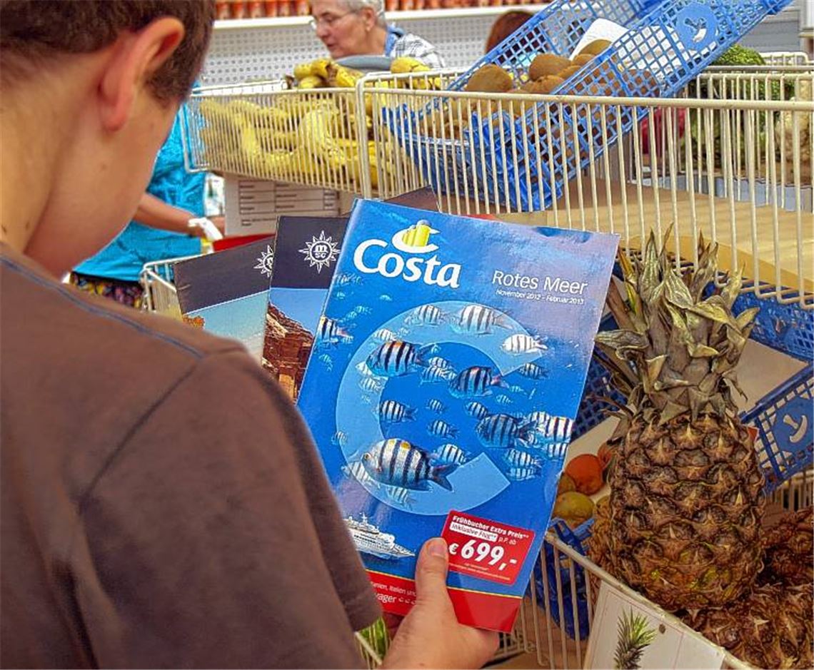 Weder die bunten Urlaubsprospekte, noch das Land, wo die Ananas wächst, reizen Ali. Der Elfjährige würde in den Sommerferien am liebsten zu seiner Oma in die Türkei reisen. Foto: Filitz