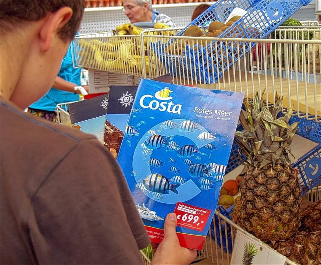 Weder die bunten Urlaubsprospekte, noch das Land, wo die Ananas wächst, reizen Ali. Der Elfjährige würde in den Sommerferien am liebsten zu seiner Oma in die Türkei reisen. Foto: Filitz