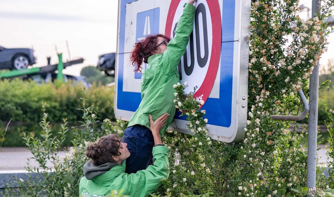 Weg mit der blauen unverbindlichen Zahl 130, die für die Richtgeschwindigkeit steht, und rauf mit dem 100-Stundenkilometer-Tempolimit.