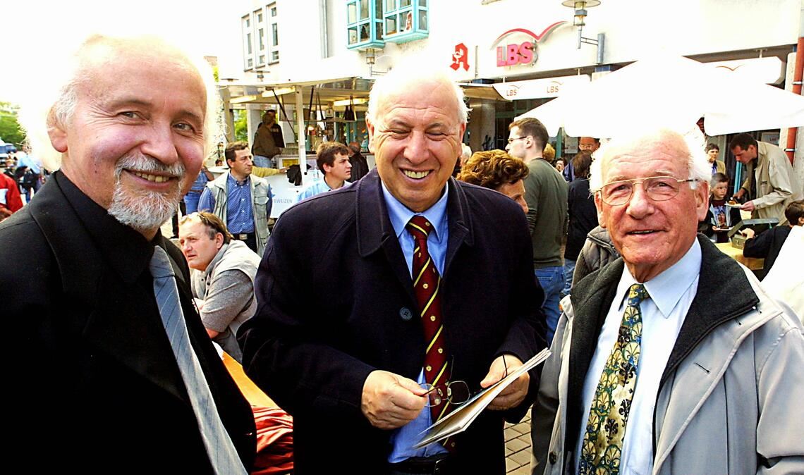 Wegbereiter der Partnerschaft: Gianni Posocco (li.) im Jahr 2003 mit Senatore Pietro Fabris (Mitte) und Alt-OB Gerhard Knapp, die beide 2022 gestorben sind. Foto: Kollros