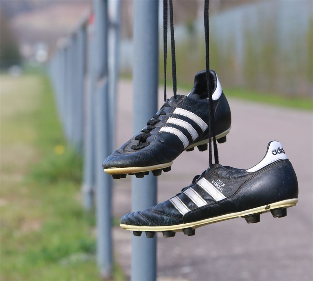 Wegen Corona: Die Kickschuhe kommen derzeit nicht zum Einsatz.Foto: Huber