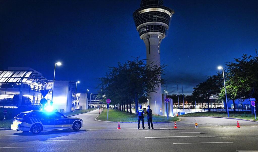 Wegen Feueralarms wurde der Flughafen-Tower evakuiert.