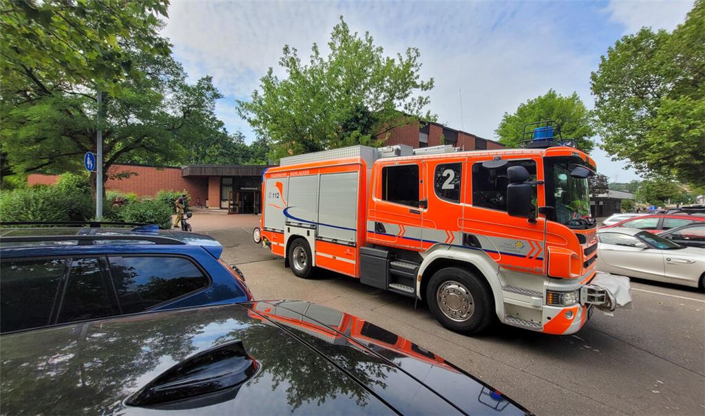 Wegen Gasgeruchs rückt am Dienstagmorgen unter anderem die Feuerwehr zur Uhlandschule in Mühlacker aus. Foto: Einsatz-Report24