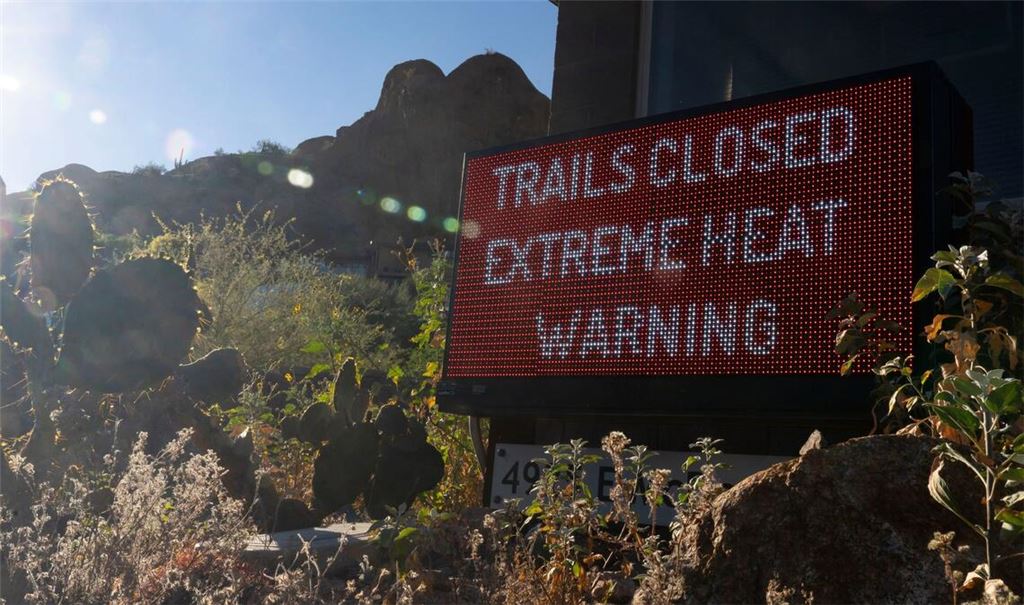 Wegen Hitze geschlossen: Im US-Bundesstaat Arizona klettern die Temperaturen auf Rekordwerte, die Menschen und Tieren schnell zu schaffen machen kann.