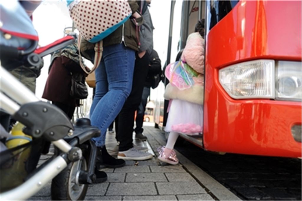 Wegen Leitungsarbeiten können aktuell zwei Bushaltestellen in Ötisheim nicht angefahren werden. Das Problem: Weder die Busunternehmen noch Fahrgäste wussten Bescheid. Symbolfoto: Fotomoment/Archiv