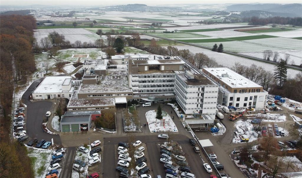Wegen Personalmangel kann das Krankenhaus Mühlacker nicht alle verfügbaren Betten betreiben. Dies würde jedoch helfen, die finanzielle Bilanz aufzupolieren. Foto: Schramm
