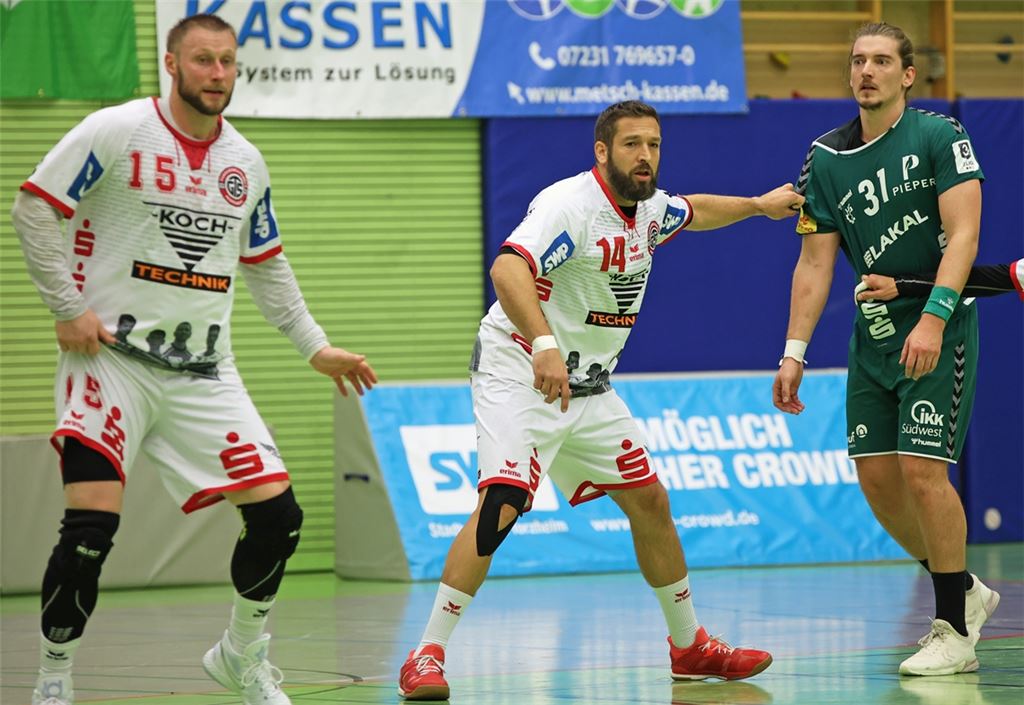 Wegen Personalsorgen muss für die TGS Pforzheim gegen die HG Saarlouis auch der 38 Jahre alte Trainer Tobias Müller (Mitte) auf dem Feld aushelfen. Foto: Müller