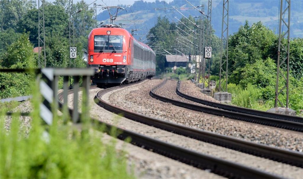 Wegen Sanierungsarbeiten wird der Bahnverkehr über den Brenner vom 17. Juli bis 1. August eingestellt. (Archivbild)