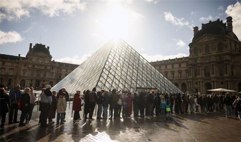 Wegen Verdachts auf Betrügerei mit gefälschten Tickets hat der Louvre die Polizei eingeschaltet. Es wird die Existenz eines umfassenden Netzwerks vermutet (Archivbild).