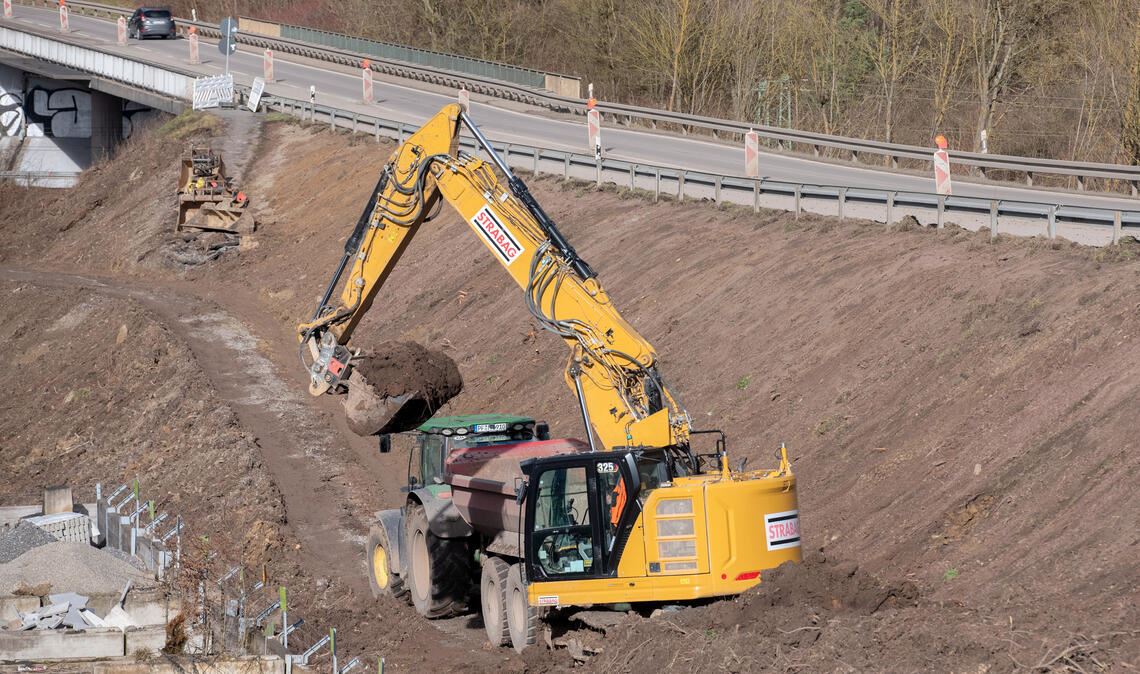 Wegen der Bauarbeiten muss die L1134 zwischen dem Kreisverkehr Lienzinger Straße und der Einmündung Industriestraße voraussichtlich bis Mitte Mai halbseitig gesperrt werden. Fotos: Fotomoment