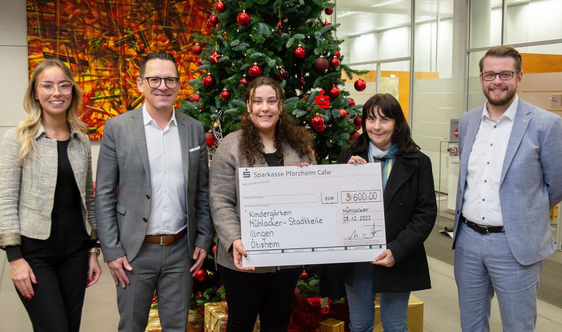 Wegen der Infektionswelle konnten nur Gabriele Scirè-Banchitta (2. v. re.) vom Hummelberg-Kindergarten Lomersheim und Pia Ambrosino von der Kindertagesstätte Eichwald in Illingen die Spende persönlich entgegennehmen. Foto: Fotomoment