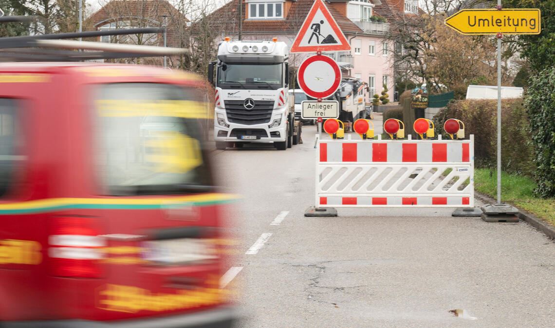 Wegen der Sanierung der Brettener Straße gilt in Sternenfels seit dem Wochenstart eine geänderte Verkehrsführung. Fotos: Fotomoment