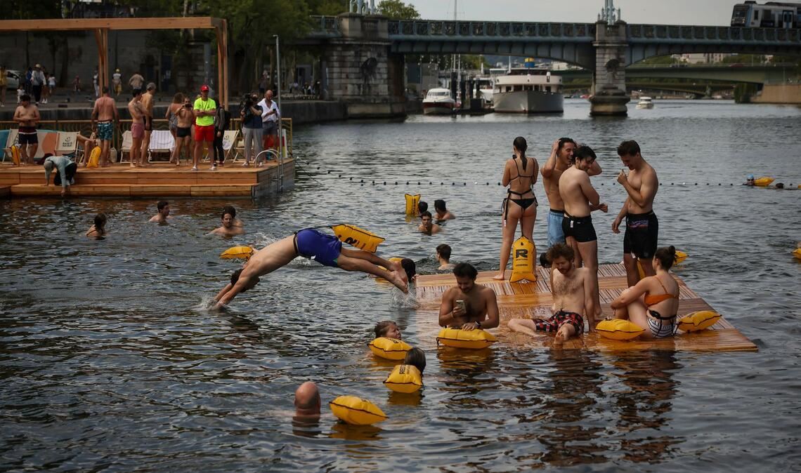 100.000 Menschen sind in Paris in die Seine gesprungen Wegen der regen Nachfrage bleiben zwei der Freibäder in der Seine bis in den September hinein geöffnet. (Archivbild)
